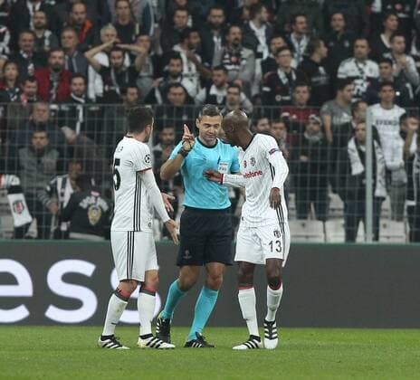 UEFA Champions League Group B match between Besiktas and Benfica at Vodafone Arena in Istanbul , Turkey ,November 23 , 2016. Pictured Oguzhan Ozyakup (L) , Atiba Hutchinson (R) of Besiktas and referee Damir Skomina. 