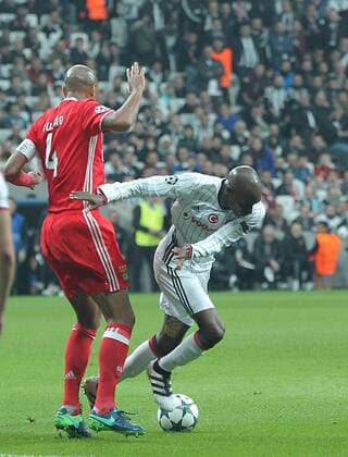 UEFA Champions League Group B match between Besiktas and Benfica at Vodafone Arena in Istanbul , Turkey ,November 23 , 2016. Pictured : Atiba Hutchinson of Besiktas and Luisao of Benfica. 