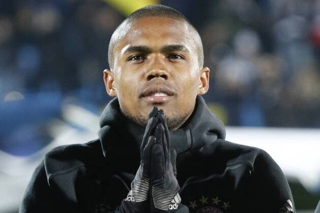 Bilder des Tages - SPORT ROSTOV-ON-DON, RUSSIA - NOVEMBER 23, 2016: FC Bayern Munichâ€™s Douglas Costa ahead of their 2016 17 UEFA Champions League Group D Round 5 football match against FC Rostov at the Olimp-2 Stadium. Rostov won the game 3-2. Valery Matytsin TASS  TS0389C3
