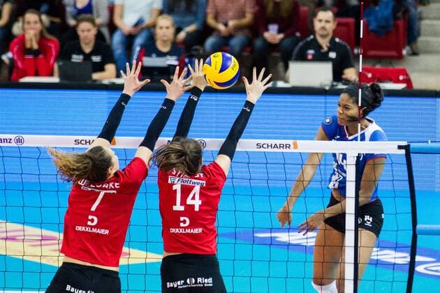 Block Barbara Roxana Wezorke (7 RoteRaben) und Lena Stigrot (14 RoteRaben) - Angriff Aiyana Whitney (14 MTV); DVV Pokal Halbfinale: Allianz MTV Stuttgart vs Rote Raben Vilsbiburg, SCHARRena, Stuttgart Germany, 20161123; Stuttgart Copyright: xWuechner Eibner-Pressefotox EP_NWR