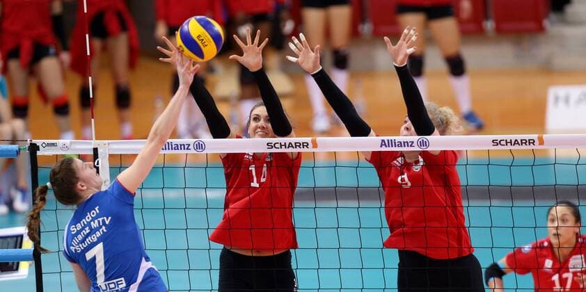 Stuttgart Volleyball DVV-Pokal Halbfinale Allianz MTV Stuttgart vs. Rote Raben Vilbiburg, v.l. Renata Sandor (MTV), Lena Stigrot und Marlies Wagendorp (Raben)
