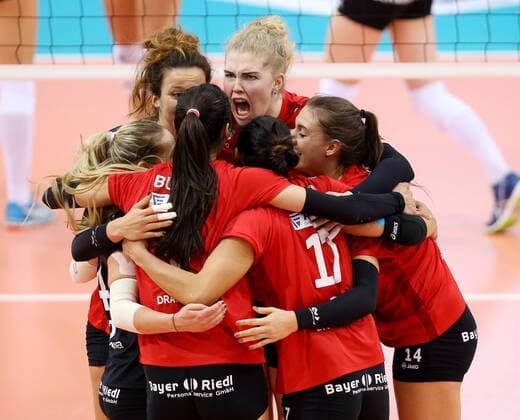 Stuttgart Volleyball DVV-Pokal Halbfinale Allianz MTV Stuttgart vs. Rote Raben Vilbiburg, Vilsbiburger Jubel, oben Marlies Wagendorp (Raben)