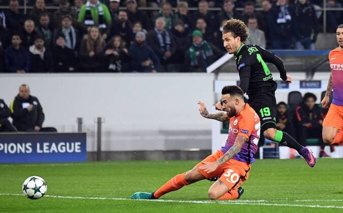 23.11.2016, xjhx, Fussball Champions League, Borussia Moenchengladbach - Manchester City FC, emspor, v.l. Nicolas Otamendi (Manchester City FC), Fabian Johnson (Borussia Mönchengladbach) Moenchengladbach