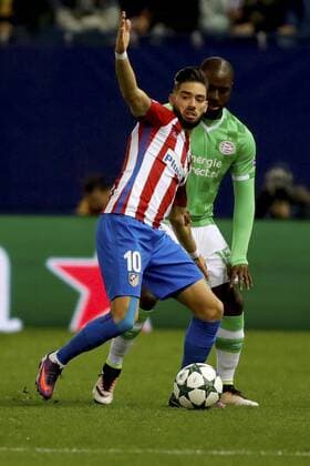 Atletico de Madrid s Belgian midifelder Yannick Ferreira-Carrasco (L) fights for the ball with PSV Eindhoven s defense Jetro Willems during the UEFA Champions League 5th journey match between Atletico de Madrid and PSV Einhoven at Vicente Calderon stadium in Madrid, Spain, 23 November 2016. ATLETICO MADRID VS. PSV !ACHTUNG: NUR REDAKTIONELLE NUTZUNG!  MAD001 20161123-636155318936194585