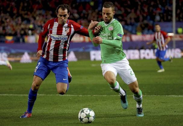 Atletico de Madrid s Uruguayan defense Deigo Godin (L) fights for the ball with PSV Eindhoven s Dutch midfielder Bart Ramselaar during the UEFA Champions League 5th journey match between Atletico de Madrid and PSV Einhoven at Vicente Calderon stadium in Madrid, Spain, 23 November 2016. ATLETICO MADRID VS. PSV !ACHTUNG: NUR REDAKTIONELLE NUTZUNG!  MAD001 20161123-636155318984397349