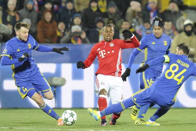 ROSTOV-ON-DON, RUSSIA - NOVEMBER 23, 2016: FC Rostov s Vladimir Granat, Christian Noboa, Alexandru Gatcan (L-R in blue), and FC Bayern Munich s Douglas Costa struggle for the ball in their 2016 17 UEFA Champions League Group D Round 5 football match at the Olimp-2 Stadium. Rostov won the game 3-2. Valery Matytsin TASS  TS0389D2