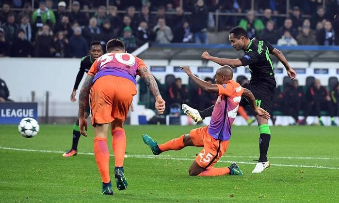 23.11.2016, xjhx, Fussball Champions League, Borussia Moenchengladbach - Manchester City FC, emspor, v.l. Fernandinho (Manchester City FC), Raffael (Borussia Mönchengladbach) Goal scored, Tor zum 1:0 Moenchengladbach