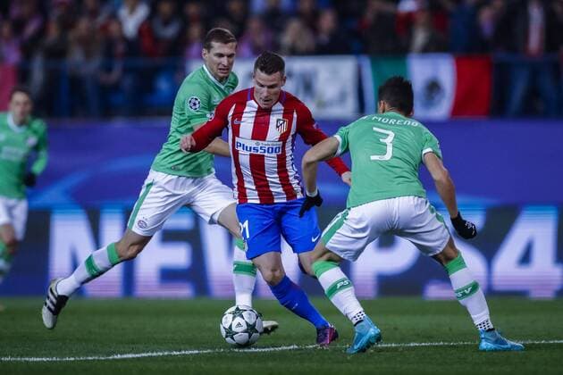 Atletico de Madrid s French striker Kevin Gameiro (C) fights for the ball with PSV Eindhoven s Mexican defense Hector Moreno during the UEFA Champions League 5th journey match between Atletico de Madrid and PSV Einhoven at Vicente Calderon stadium in Madrid, Spain, 23 November 2016. ATLETICO MADRID VS. PSV !ACHTUNG: NUR REDAKTIONELLE NUTZUNG!  MAD001 20161123-636155323526744173