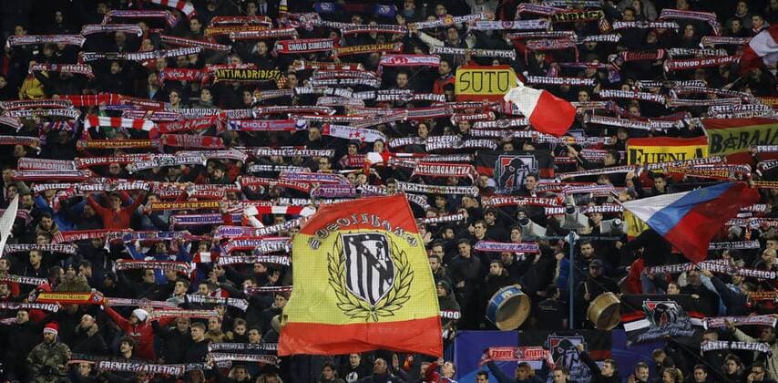 Atletico de Madrid s fans cheer on their team during the UEFA Champions League 5th journey match between Atletico de Madrid and PSV Einhoven at Vicente Calderon stadium in Madrid, Spain, 23 November 2016. ATLETICO MADRID VS. PSV !ACHTUNG: NUR REDAKTIONELLE NUTZUNG!  MAD001 20161123-636155326155036882