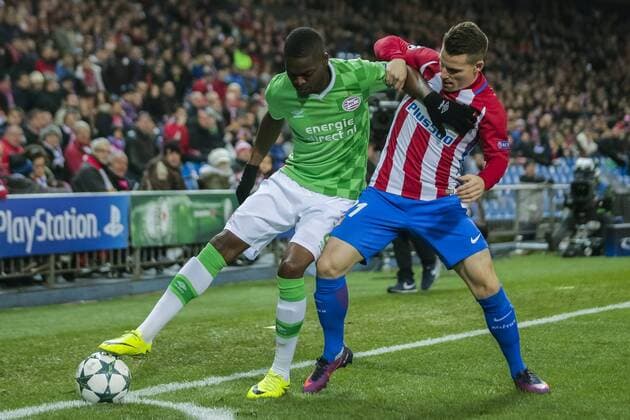 Atletico de Madrid s French striker Kevin Gameiro (R) fights for the ball with PSV Eindhoven s French defense Nicolas Isimat-Mirin during the UEFA Champions League 5th journey match between Atletico de Madrid and PSV Einhoven at Vicente Calderon stadium in Madrid, Spain, 23 November 2016. ATLETICO MADRID VS. PSV !ACHTUNG: NUR REDAKTIONELLE NUTZUNG!  MAD001 20161123-636155326819445141