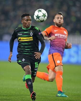 23.11.2016, Fussball UEFA Champions League 2016 2017, Gruppenphase, 5.Spieltag, Borussia Mönchengladbach - Manchester City, im Borussia-Park Mönchengladbach. v.l. Ibrahima Traore (Gladbach) gegen Nicolas Otamendi (Manchester City) 
