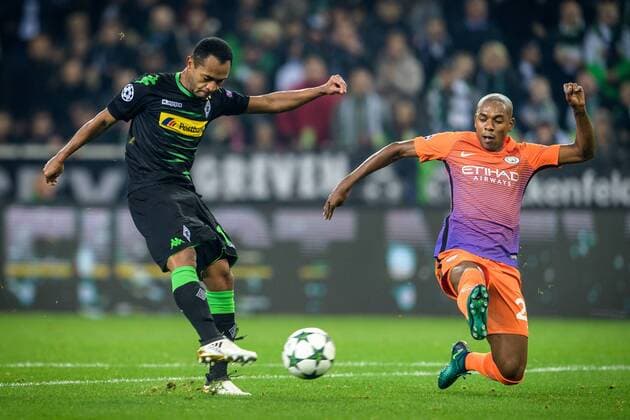 Raffael (Borussia Moenchengladbach 11) mit dem Fuehrungs Tor zum 1:0 gegen Fernandinho (Manchester City 25) beim Championsleague Spiel zwischen Borussia Moenchengladbach und Manchester City am 23.11.2016, Moenchengladbach Copyright: xSchuelerx xEibnerx-xPressefotox EP_JSE