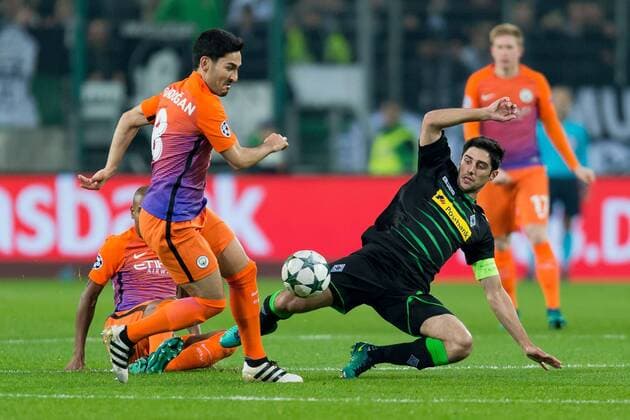Moenchengladbach, Germany 23.11.2016, UEFA Champions League - 2016 17 Season, Group C - Matchday 5, Borussia Moenchengladbach - Manchester City FC, Ilkay Guendogan (ManC) und Lars Stindl (Moenchengladbach) im zweikampf ( DeFodi001