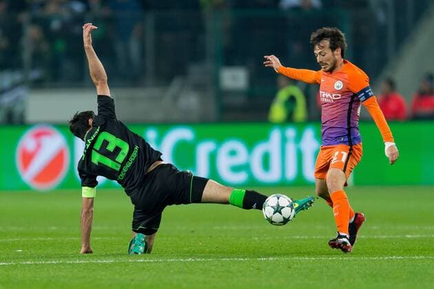 Themen der Woche - SPORT Bilder des Tages - SPORT Moenchengladbach, Germany 23.11.2016, UEFA Champions League - 2016 17 Season, Group C - Matchday 5, Borussia Moenchengladbach - Manchester City FC, Lars Stindl (Moenchengladbach) und David Silva (ManC)im zweikampf ( DeFodi001