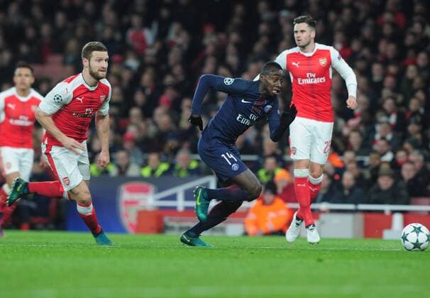 Football - 2016 2017 UEFA Champions League - Group A: Arsenal vs. Paris Saint-Germain Blaise Matuidi of PSG crosses the ball for Cavani to score his goal at The Emirates. COLORSPORT ANDREW COWIE 