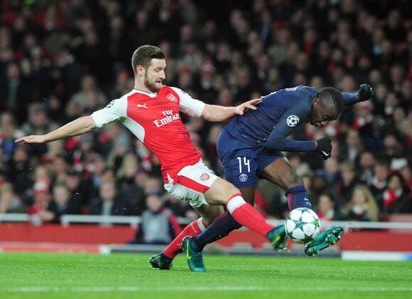 Football - 2016 2017 UEFA Champions League - Group A: Arsenal vs. Paris Saint-Germain Blaise Matuidi of PSG beats Shkodran Mustafi to cross the ball for Cavani to score his goal at The Emirates. COLORSPORT ANDREW COWIE 