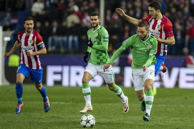 Atletico de Madrid s Gabi Fernandez Vrsaljko and PSV Eindhoven s Gaston Pereiro, Bart Ramselaar during the Champions League match between Atletico de Madrid and PSV Eindhoven at Vicente Calderon Stadium in Madrid , Spain. November 23, 2016.  (20161123001)