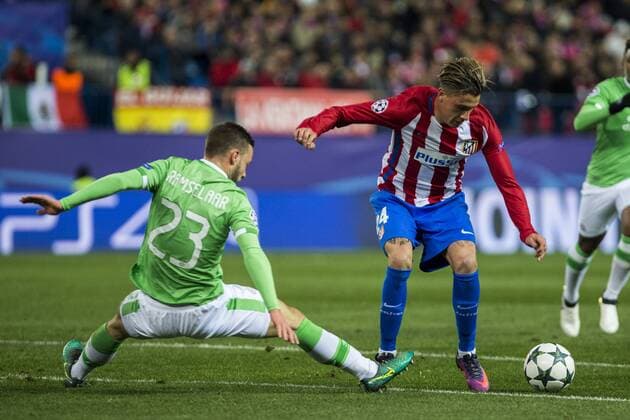 PSV Eindhoven s Bart Ramselaar Atletico de Madrid s Jose Maria Gimenez during the Champions League match between Atletico de Madrid and PSV Eindhoven at Vicente Calderon Stadium in Madrid , Spain. November 23, 2016.  (20161123020)