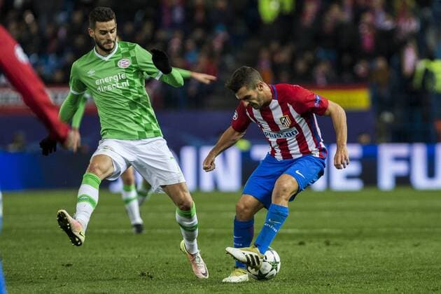 PSV Eindhoven s Gaston Pereiro and Atletico de Madrid s Koke Resurrecccion during the Champions League match between Atletico de Madrid and PSV Eindhoven at Vicente Calderon Stadium in Madrid , Spain. November 23, 2016.  (20161123021)