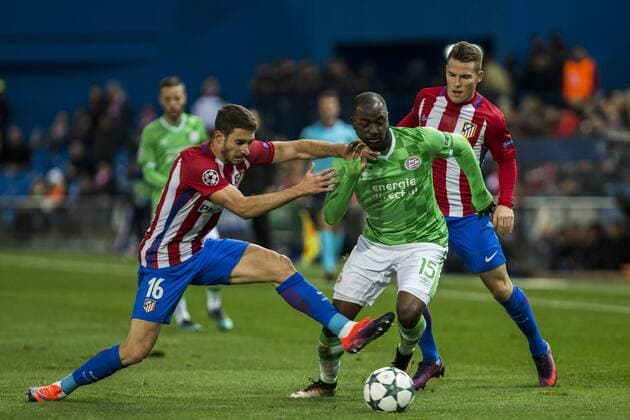 Atletico de Madrid s Vrsaljko, Kevin Gameiro and PSV Eindhoven s Jetro Willems during the Champions League match between Atletico de Madrid and PSV Eindhoven at Vicente Calderon Stadium in Madrid , Spain. November 23, 2016.  (20161123024)