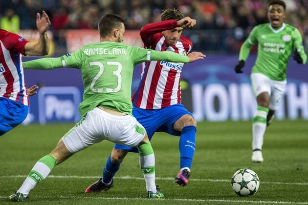 PSV Eindhoven s Bart Ramselaar Atletico de Madrid s Jose Maria Gimenez during the Champions League match between Atletico de Madrid and PSV Eindhoven at Vicente Calderon Stadium in Madrid , Spain. November 23, 2016.  (20161123018)