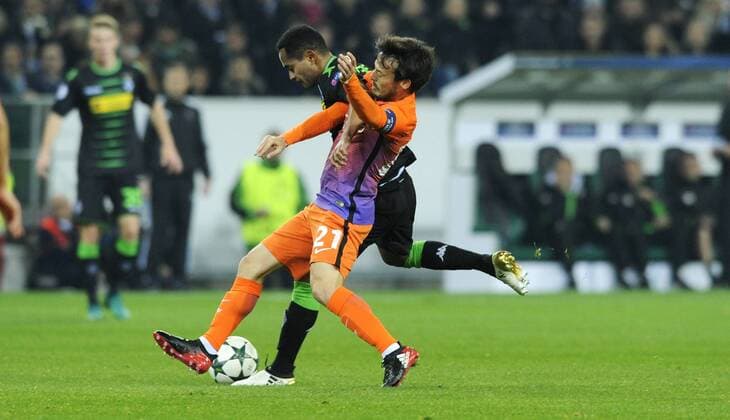 Fussball, UEFA Champions League, Herren, Saison 2016 2017, Gruppe C, 5. Spieltag, Borussia Park Mönchengladbach, Bor. Mönchengladbach (schwarz) - Manchester City (orange); Raffael (Gladbach), David Silva (Man City), Aktion.