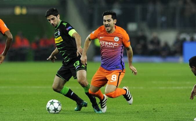 Fussball, UEFA Champions League, Herren, Saison 2016 2017, Gruppe C, 5. Spieltag, Borussia Park Mönchengladbach, Bor. Mönchengladbach (schwarz) - Manchester City (orange); Lars Stindl (Gladbach), Ilkay Gündogan (Man City), Aktion.