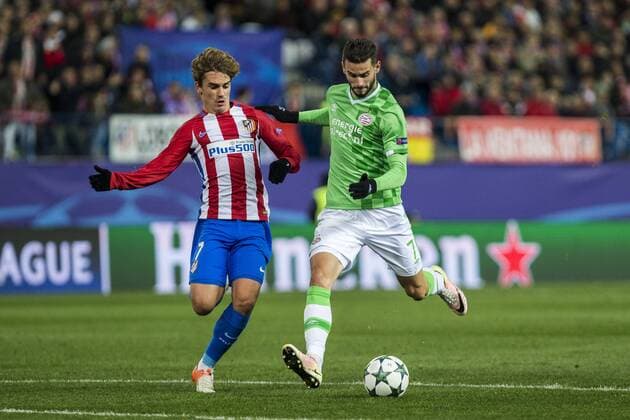 Atletico de Madrid s Antoine Griezmann PSV Eindhoven s Gaston Pereiro during the Champions League match between Atletico de Madrid and PSV Eindhoven at Vicente Calderon Stadium in Madrid , Spain. November 23, 2016.  (20161123008)