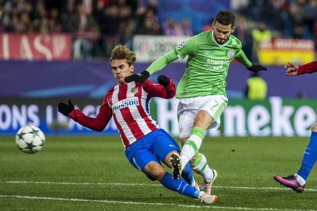 Atletico de Madrid s Antoine Griezmann PSV Eindhoven s Gaston Pereiro during the Champions League match between Atletico de Madrid and PSV Eindhoven at Vicente Calderon Stadium in Madrid , Spain. November 23, 2016.  (20161123010)