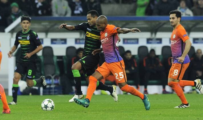 Fussball, UEFA Champions League, Herren, Saison 2016 2017, Gruppe C, 5. Spieltag, Borussia Park Mönchengladbach, Bor. Mönchengladbach (schwarz) - Manchester City (orange); Raffael (Gladbach), Fernandinho (Man City), Aktion.