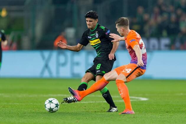 Moenchengladbach, Germany 23.11.2016, UEFA Champions League - 2016 17 Season, Group C - Matchday 5, Borussia Moenchengladbach - Manchester City FC, Mahmoud Dahoud (Moenchengladbach) und John Stones (ManC) im zweikampf ( DeFodi001
