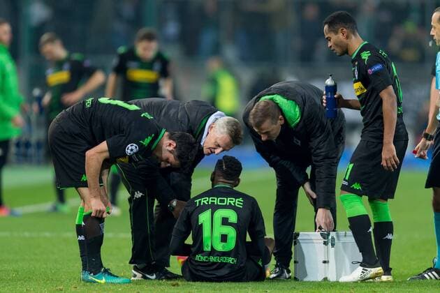Moenchengladbach, Germany 23.11.2016, UEFA Champions League - 2016 17 Season, Group C - Matchday 5, Borussia Moenchengladbach - Manchester City FC, Ibrahima Traore (Moenchengladbach) verletzt ( DeFodi001