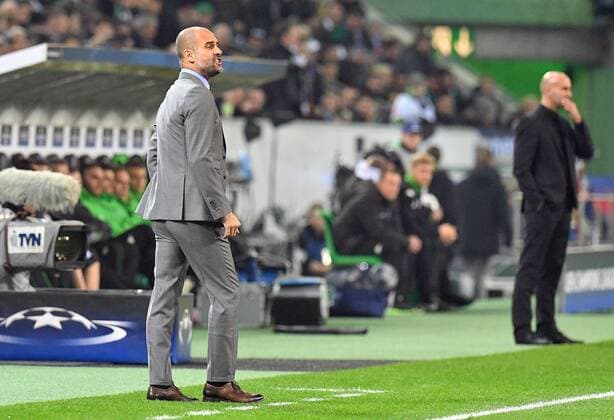 23.11.2016, xsyx, Fussball Champions League, Borussia Moenchengladbach - Manchester City FC, emspor, v.l. Trainer Pep Guardiola (Manchester City FC) gibt Anweisungen, gestikuliert, mit den Armen gestikulieren gives instructions, gesticulate.23.11.2016, xsyx, Fussball Champions League, Borussia Moenchengladbach - Manchester City FC, emspor, v.l. Moenchengladbach