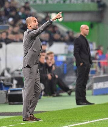 23.11.2016, xsyx, Fussball Champions League, Borussia Moenchengladbach - Manchester City FC, emspor, v.l. Trainer Pep Guardiola (Manchester City FC) gibt Anweisungen, gestikuliert, mit den Armen gestikulieren gives instructions, gesticulate.23.11.2016, xsyx, Fussball Champions League, Borussia Moenchengladbach - Manchester City FC, emspor, v.l. Moenchengladbach
