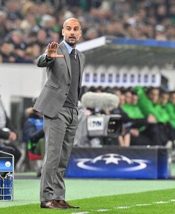 23.11.2016, xsyx, Fussball Champions League, Borussia Moenchengladbach - Manchester City FC, emspor, v.l. Trainer Pep Guardiola (Manchester City FC) gibt Anweisungen, gestikuliert, mit den Armen gestikulieren gives instructions, gesticulate.23.11.2016, xsyx, Fussball Champions League, Borussia Moenchengladbach - Manchester City FC, emspor, v.l. Moenchengladbach