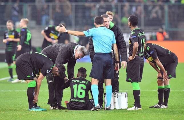 23.11.2016, xsyx, Fussball Champions League, Borussia Moenchengladbach - Manchester City FC, emspor, v.l. Ibrahim Traore (Borussia Mönchengladbach) verletzt, Verletzung, Moenchengladbach
