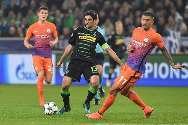 Fußball Champions League Gruppenphase 5. Spieltag Borussia Mönchengladbach - Manchester City am 23.11.2016 im Borussia-Park in Mönchengladbach Lars Stindl ( Mönchengladbach ), links - Aleksandar Kolarov ( Manchester ), rechts xRx