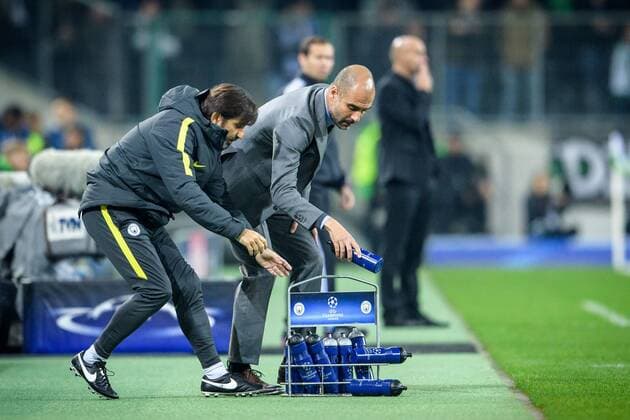 Bilder des Tages - SPORT Trainer Pep Guardiola (Manchester City) raeumt umgefallene Trinkflaschen ein beim Championsleague Spiel zwischen Borussia Moenchengladbach und Manchester City am 23.11.2016, Moenchengladbach Copyright: xSchuelerx xEibnerx-xPressefotox EP_JSE