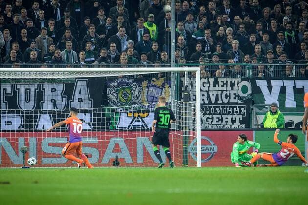 David Silva (Manchester City 21) mit dem Tor zum Ausgleich, 1:1 gegen Torwart Yann Sommer (Borussia Moenchengladbach 1) mit Nico Elvedi (Borussia Moenchengladbach 30) und Sergio Aguero (Manchester City 10) beim Championsleague Spiel zwischen Borussia Moenchengladbach und Manchester City am 23.11.2016, Moenchengladbach Copyright: xSchuelerx xEibnerx-xPressefotox EP_JSE