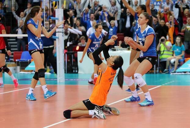 Bilder des Tages - SPORT Stuttgart Volleyball DVV-Pokal Halbfinale Allianz MTV Stuttgart vs. Rote Raben Vilbiburg, Stuttgarter Jubel, vorn Wanna Buakaew (MTV), rechts Michaela Mlejnkova