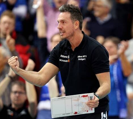 Stuttgart Volleyball DVV-Pokal Halbfinale Allianz MTV Stuttgart vs. Rote Raben Vilbiburg, Trainer Guillermo Naranjo Hernandez (MTV) jueblt und ballt die Faust