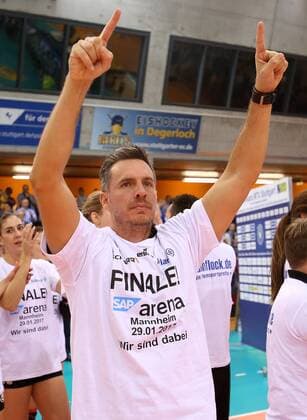 Stuttgart Volleyball DVV-Pokal Halbfinale Allianz MTV Stuttgart vs. Rote Raben Vilbiburg, Trainer Guillermo Naranjo Hernandez (MTV) mit Finale-Shirt