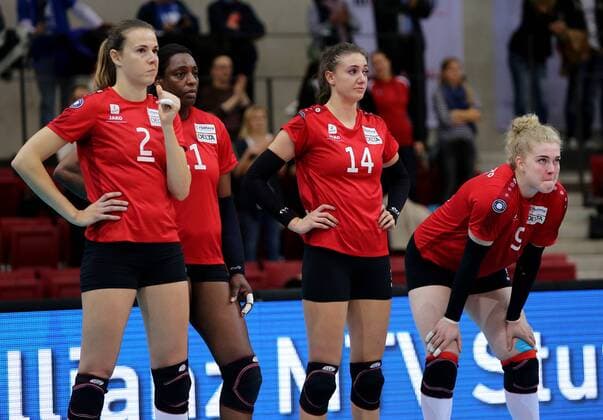 Stuttgart Volleyball DVV-Pokal Halbfinale Allianz MTV Stuttgart vs. Rote Raben Vilbiburg, Vilsbiburger Enttäuschung, v.l. Kerley Liana Lehnen Becker, Liana Mesa Luaces, Lena Stigrot und Marlies Wagendorp enttäuscht