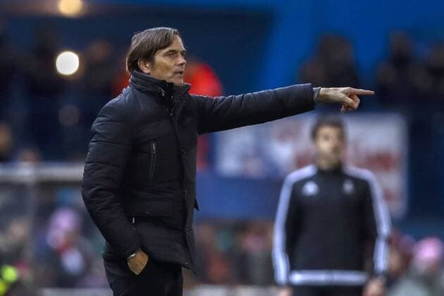 PSV Eindhoven s coach Phillip Cocu gives his players directions during the UEFA Champions League 5th journey match between Atletico de Madrid and PSV Einhoven at Vicente Calderon stadium in Madrid, Spain, 23 November 2016. ATLETICO MADRID VS. PSV !ACHTUNG: NUR REDAKTIONELLE NUTZUNG!  MAD001 20161123-636155345541332982