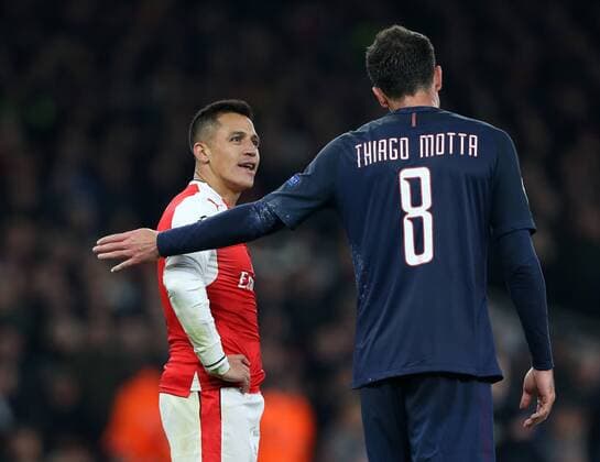 PSG s Thiago Motta accuses Arsenal s Alexis Sanchez of diving to win a penalty during the Champions League group A match at the Emirates Stadium, London. Picture date November 23rd, 2016 Pic David Klein Sportimage EDITORIAL USE ONLY. No use with unauthorised audio, video, data, fixture lists, club league logos or live services. Online in-match use limited to 120 images, no video emulation. No use in betting, games or single club league player publications.