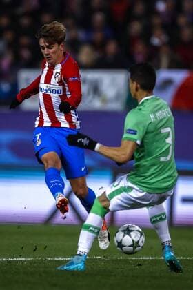 Atletico de Madrid s French striker Antoine Griezmann (L) fights for the ball with PSV Eindhoven s Mexican defense Hector Moreno during the UEFA Champions League 5th journey match between Atletico de Madrid and PSV Einhoven at Vicente Calderon stadium in Madrid, Spain, 23 November 2016. ATLETICO MADRID VS. PSV !ACHTUNG: NUR REDAKTIONELLE NUTZUNG!  MAD001 20161123-636155346839417303
