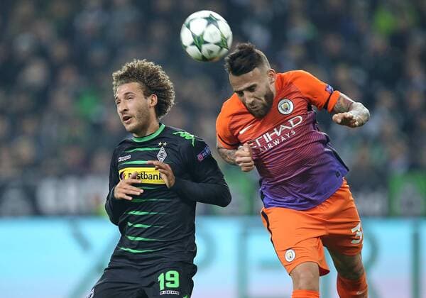 23.11.2016, Fussball UEFA Champions League 2016 2017, Gruppenphase, 5.Spieltag, Borussia Mönchengladbach - Manchester City, im Borussia-Park Mönchengladbach. v.l. Josip Drmic (Gladbach) gegen Nicolas Otamendi (Manchester City) 