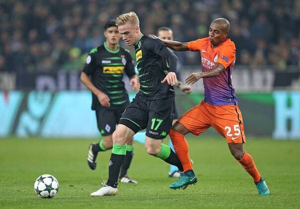 23.11.2016, Fussball UEFA Champions League 2016 2017, Gruppenphase, 5.Spieltag, Borussia Mönchengladbach - Manchester City, im Borussia-Park Mönchengladbach. v.l. Oscar Wendt (Gladbach) gegen Fernandinho (Manchester City) 