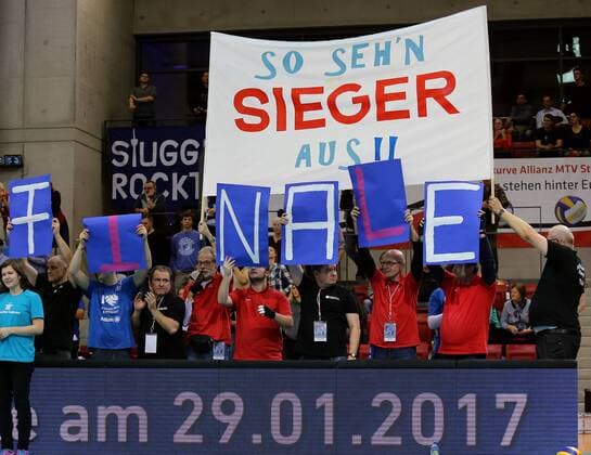 Stuttgart Volleyball DVV-Pokal Halbfinale Allianz MTV Stuttgart vs. Rote Raben Vilbiburg, die Stuttgarter Fans halten Plakate hoch: So sehen Sieger aus!! Finale