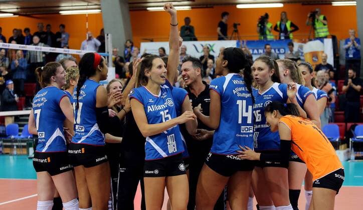 Stuttgart Volleyball DVV-Pokal Halbfinale Allianz MTV Stuttgart vs. Rote Raben Vilbiburg, Stuttgarter Jubel, vorn Jennifer Pettke (MTV) jubelt und ballt die Faust, Mitte Trainer Guillermo Naranjo Hernandez